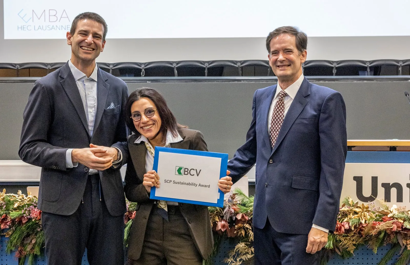 Giannina Iannotti receiving the BCV Sustainability Award at the EMBA graduation ceremony