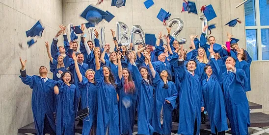 La volée 2021 de l’EMBA lançant ses mortiers en l’air après la remise des diplômes