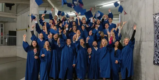 La volée 2022 de l’EMBA lançant ses mortiers en l’air après la remise des diplômes