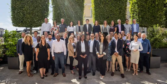 Photo de groupe de la volée 2025 de l’EMBA en plein air, sur le campus de l’UNIL