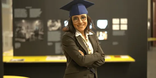 Giannina Iannotti, volée 2025 de l’EMBA, coiffée de son mortier de diplômée