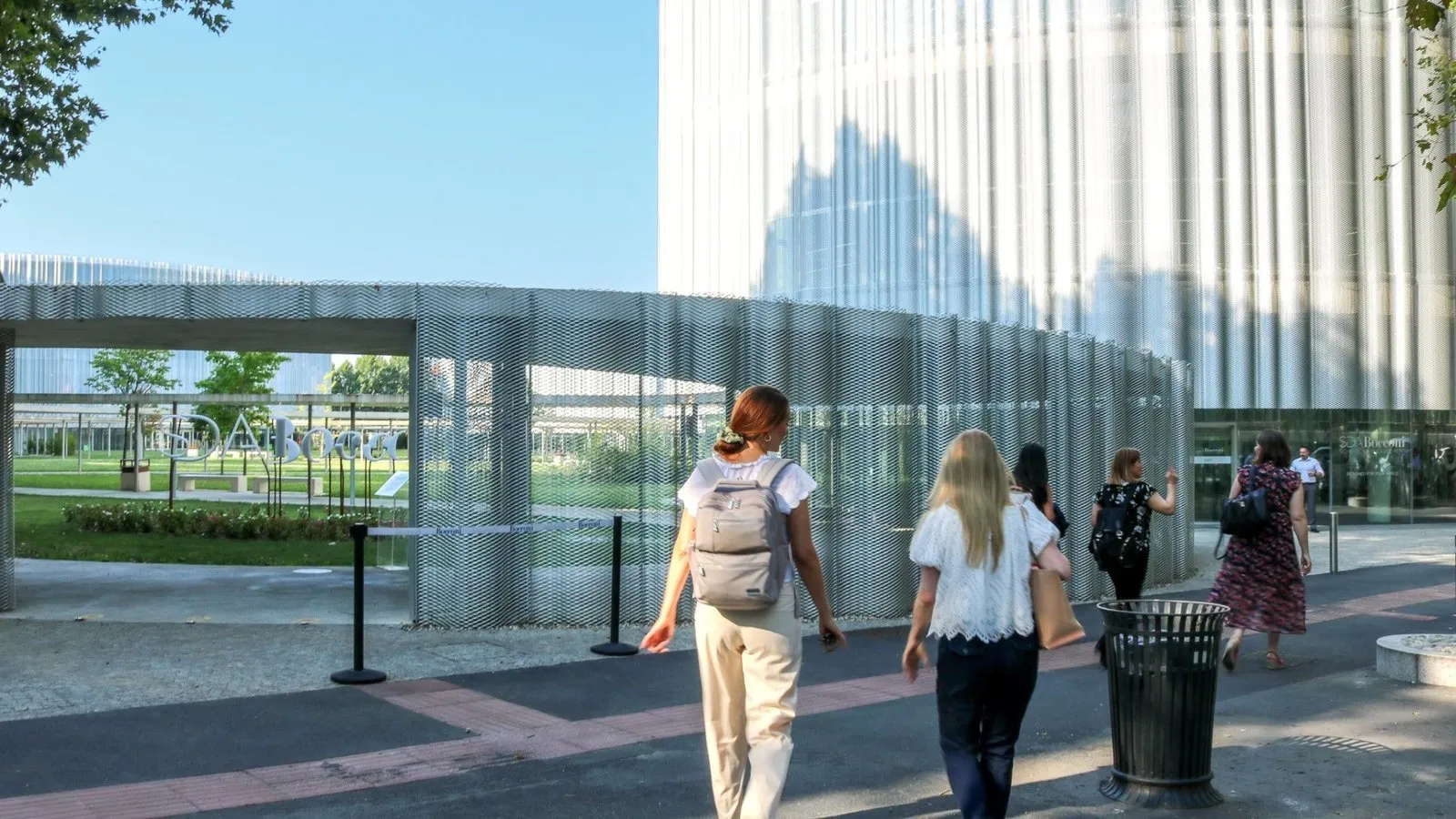 EMBA participants walking on the SDA Bocconi campus in Milan